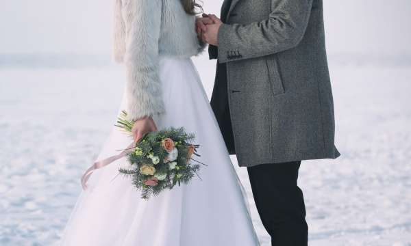 bride and groom winter wedding